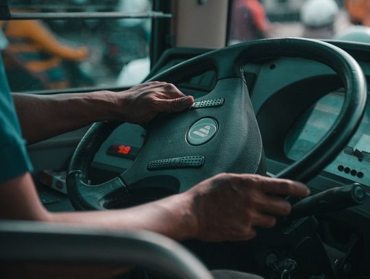 ręce kierowcy na kierownicy autobusu