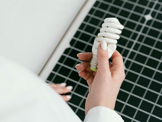 Ponad 1,27 mln zł brutto ma kosztować kompleksowa dostawa energii elektrycznej i jej dystrybucja dla obiektów gminy Rejowiec. W przetargu wpłynęła tylko jedna oferta - złożyła ją PGE Obrót S.A. Zaproponowana cena jest o blisko 486 tys. zł wyższa od kwoty założonej przez samorząd
