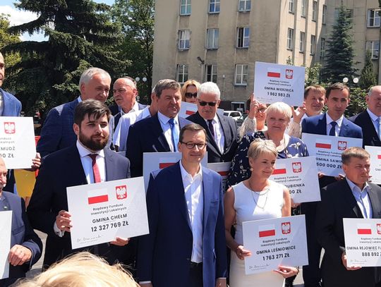 Premier przekazał czeki lokalnym samorządom