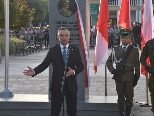 Pomnik odsłonięty. Prezydent Andrzej Duda i minister MSWiA odwiedzili Włodawę