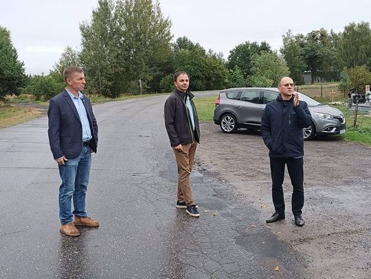Gmina Ruda-Huta robi kolejny krok w kierunku modernizacji jednej z ważniejszych tras na swoim terenie. Podpisano umowę na przygotowanie kompleksowej dokumentacji projektowej dla przebudowy trzech odcinków drogi powiatowej nr 1822L.