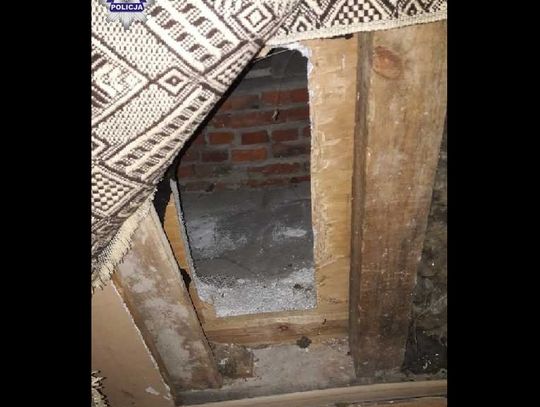 Przed policjantami ukrył się w dziurze w ścianie