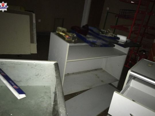 Przed policjantami ukrył się w sklepowym regale