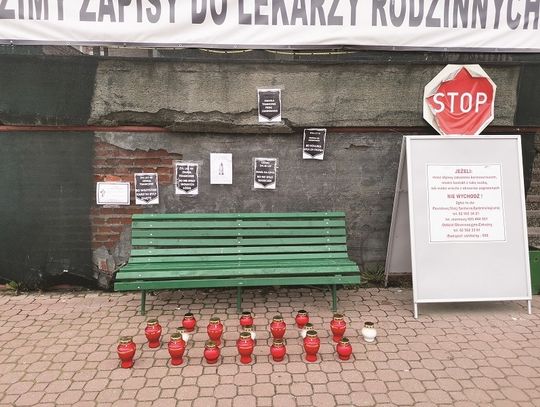 Przed szpitalem zapłonęły znicze