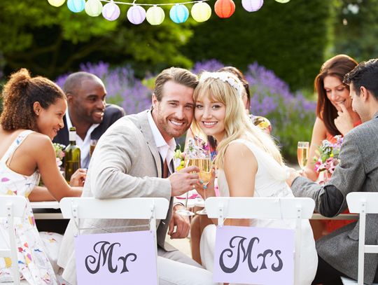 Przewodnik po najmodniejszych sukienkach na wesele - przegląd trendów sezonu 2024