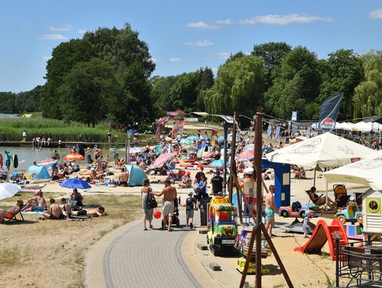widok na plażę z turystami nad jeziorem białym w okunince