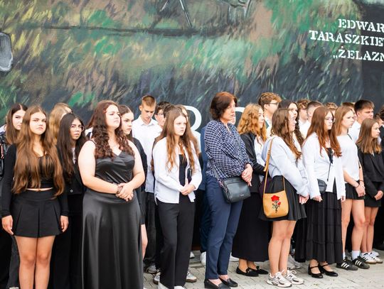 Uczniowie I LO we włodawie na tle muralu braci taraszkiewiczów
