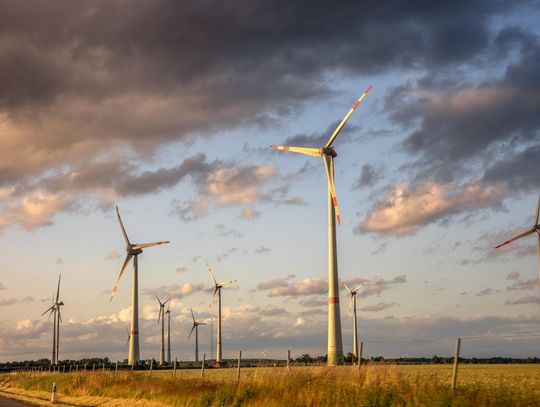 Gmina Leśniowice znajduje się obecnie na jednym z najważniejszych etapów przygotowań do realizacji dużej inwestycji z zakresu odnawialnych źródeł energii. Trwające procedury planistyczne oraz postępowanie środowiskowe mają zdecydować o możliwości budowy farmy wiatrowej.