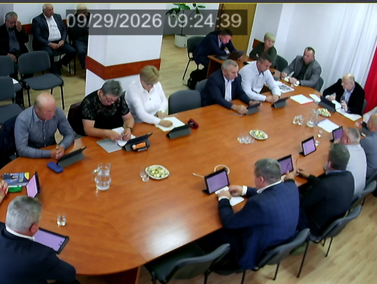 Podczas posiedzenia, które miało miejsce 29 września, Rada Gminy Dubienka jednogłośnie przyjęła uchwałę w sprawie zmian w budżecie na 2026 rok. Samorząd zwiększył plan dochodów i wydatków, wprowadzając do budżetu m.in. środki zewnętrzne na remonty dróg, zakup mikrobusa.