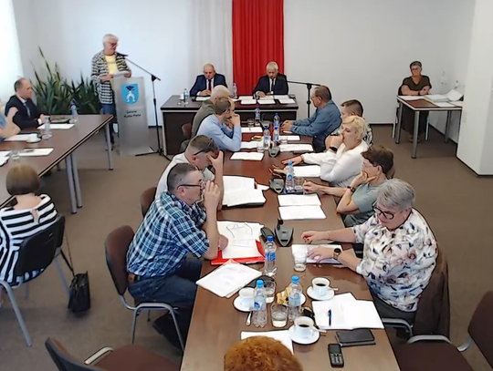 Podczas sesji Rady Gminy Ruda-Huta, która odbyła się 29 lipca 2026 roku, radni rozpatrzyli skargę mieszkanki dotyczącą rzekomej bezczynności wójta w sprawie dwóch bezdomnych psów pojawiających się w okolicy jej posesji. Po przeprowadzeniu szczegółowego postępowania wyjaśniającego.