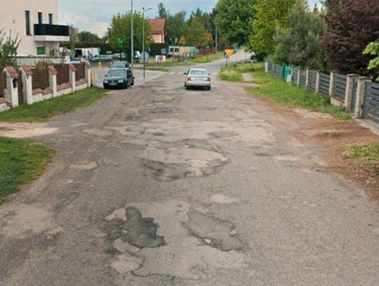 Radny alarmuje: dziury w drogach i ciemne ulice. Miasto odpowiada: robimy, co możemy