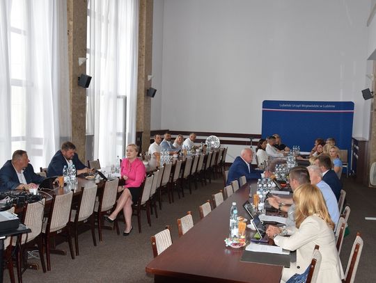 Zarząd powiatu z absolutorium. Wady raportu wypunktowali, ale za "majstersztykiem" zagłosowali