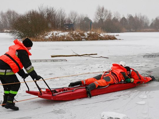 Ratowali tonącego spod lodu