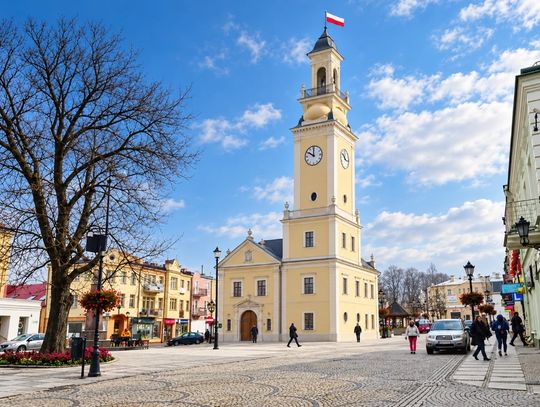 Wizualizacja przedstawiająca możliwy wygląd odbudowanego ratusza na placu Łuczkowskiego w Chełmie. Oprac. red. na podstawie koncepcji z 2019 roku. Miasto planuje przeznaczyć 300 tys. zł na nową dokumentację projektową. Ostateczna decyzja o odbudowie ratusza jeszcze nie zapadła.