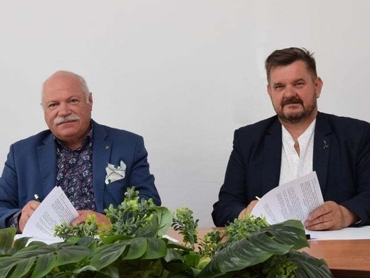 Razem podpisują umowy na drogi