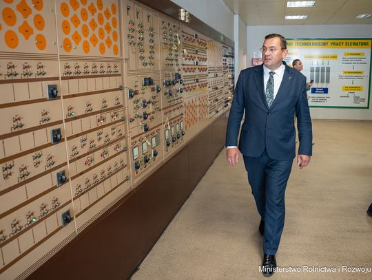 Krajowa Grupa Spożywcza przekaże spółce Elewarr dodatkowe 120 mln zł na zwiększenie skupu pszenicy i rzepaku podczas tegorocznych żniw. Decyzja zapada w wymagającym dla rolników momencie. Według najnowszych prognoz tegoroczne zbiory zbóż w Polsce będą wyraźnie niższe niż w 2025 roku.
