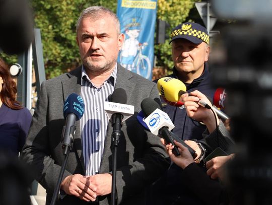 Niższy wiek uzyskania karty rowerowej, nowe zasady jazdy dzieci na rowerach i zmiany dotyczące parkowania hulajnóg elektrycznych - to najważniejsze założenia reformy przepisów ruchu drogowego przygotowanej przez Ministerstwo Infrastruktury. Projekt ma również ujednolicić egzaminy na kartę rowerową.