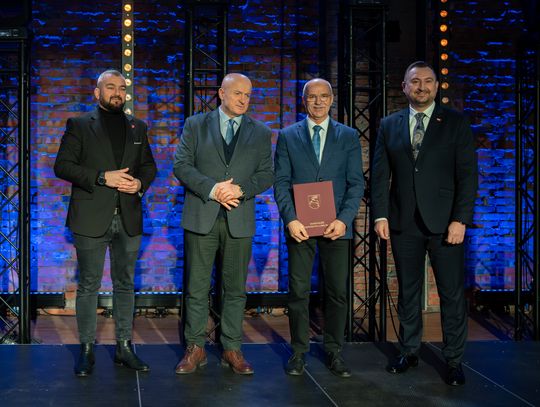 Dokładnie 29 grudnia marszałek województwa lubelskiego Jarosław Stawiarski oraz członek zarządu województwa Jarosław Kwasek wręczyli 27 samorządowcom umowy związane z dofinansowaniami na kolejne inwestycje wodno-kanalizacyjne. Środki pochodzą z Krajowego Planu Odbudowy i Zwiększania Odporności.