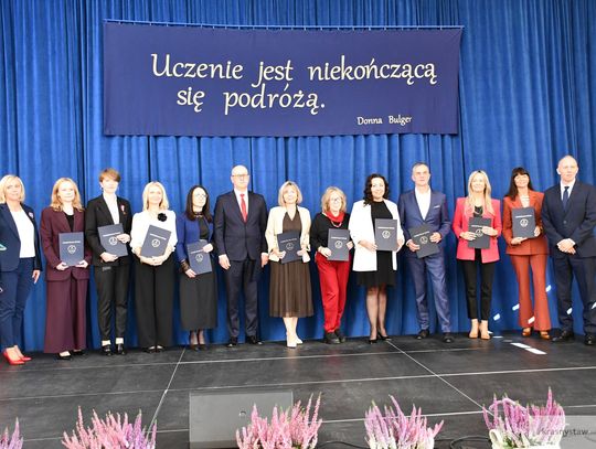 Wyróżnieni nauczyciele i dyrektorzy podczas wojewódzkiego święta edukacji w Krasnymstawie [LISTA+ZDJĘCIA]