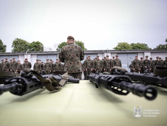 Nowo wcieleni żołnierze otrzymali broń [ZDJĘCIA]