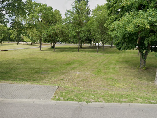 Fundacja Rozwoju Rejowca Fabrycznego ogłasza rozpoczęcie niezwykle ważnej dla lokalnej społeczności inwestycji, która polegać będzie na zmianie oblicza skweru położonego u zbiegu ulic Lubelskiej i Hirszfelda. Ma ona także symboliczny wymiar – skwer nosi bowiem imię postaci niezwykle zasłużonej.