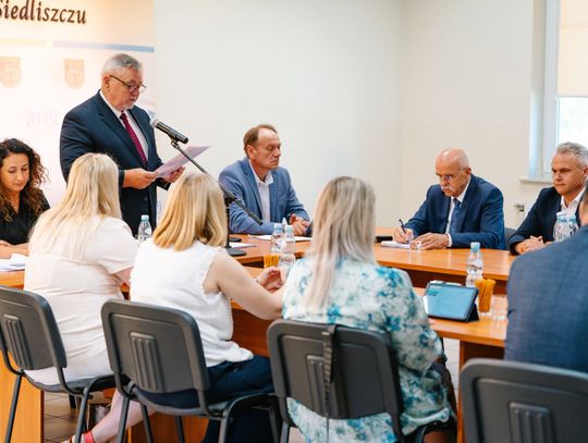 Blisko 24 mln zł przeznaczonych na inwestycje, pierwszy samorządowy żłobek, uruchomienie gminnej komunikacji publicznej i modernizacja dróg w jedenastu miejscowościach - tak wyglądał 2025 rok w gminie Siedliszcze.