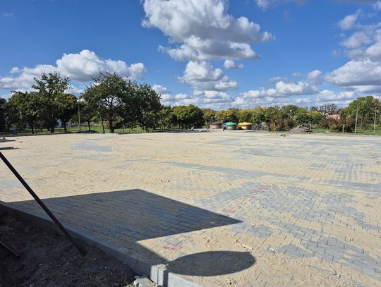 Parking przy ulicy Połanieckiej w Chełmie jest w remoncie, a prace – jak twierdzą – prowadzone są nieregularnie.