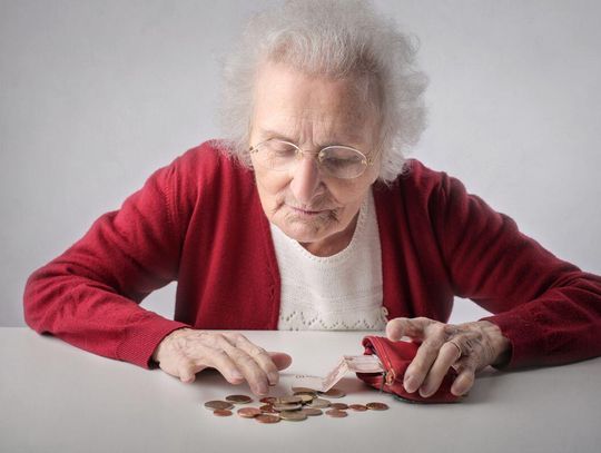 Renty wdowie trafiają do seniorów. Po świadczenie najczęściej zgłaszają się kobiety