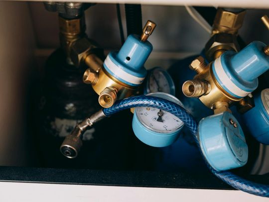 Rodzaje armatury wykorzystywanej w pneumatyce – przegląd elementów do łączenia instalacji