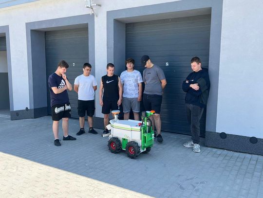 autonomiczny pojazd rolniczy w ZSCKR w Okszowie