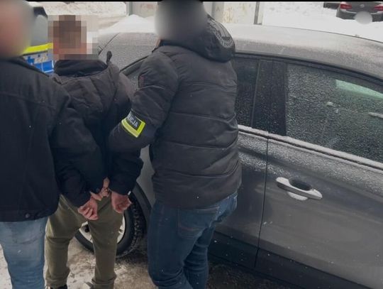 Pow. krasnostawski. Młody rozbójnik zatrzymany. 17-latek okradał i terroryzował młodszych kolegów 17-letni rozbójnik z powiatu krasnostawskiego trafił do aresztu.