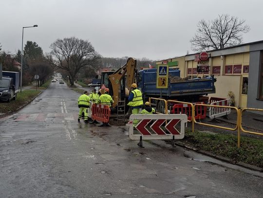 Na ul Starościńskiej trwają prace  związane z modernizacją sieci wodociągowej.