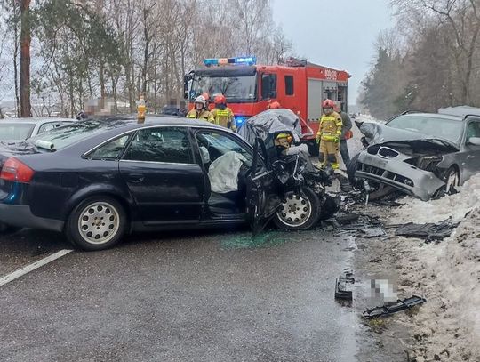 Ryzykowne wyprzedzanie 44-latka z włodawskiego. Zniszczył trzy auta