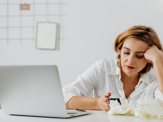 Są chorzy i idą do pracy. Bo pracodawca nie lubi zwolnień lekarskich