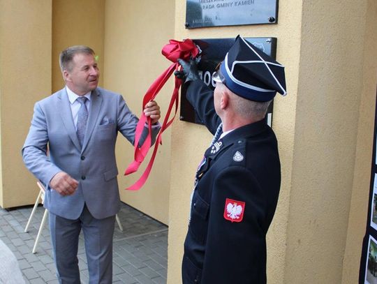 W archiwach trudno dziś znaleźć opasłe tomy dokumentujące początki straży pożarnej w Kamieniu. Upływ czasu zatarł wiele śladów, część dokumentów bezpowrotnie zaginęła. Nie udało się jednak wymazać tego, co najważniejsze - pamięci mieszkańców, tradycji i ducha społecznej służby.
