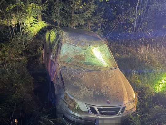 Saab dachował za zakrętem. 26-latek stracił panowanie nad autem