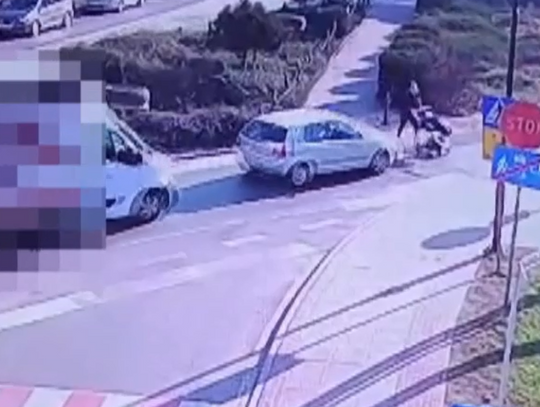 KRAJ. Samochód potrącił na pasach kobietę z dzieckiem. Jest nagranie [WIDEO]