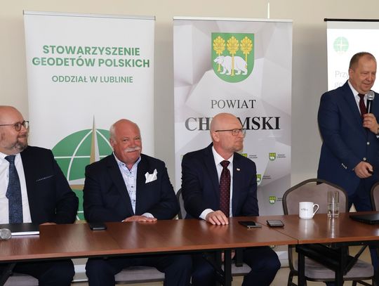 Scaleniowa ofensywa dotarła do Dubienki. W planach ponad 2400 ha Starosta chełmski Piotr Deniszczuk wydał oficjalną decyzję w sprawie rozpoczęcia procedury scalenia gruntów w siedmiu obrębach ewidencyjnych gminy Dubienka. Inwestycja, która ma potrwać do końca 2030 roku, obejmie obszar ponad 2400 hektarów i jest odpowiedzią na inicjatywę lokalnych producentów.