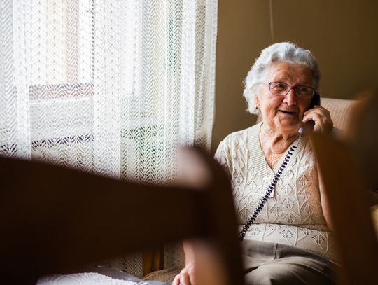 Seniorka straciła duże pieniądze. Czekały przed drzwiami na „panią prokurator”