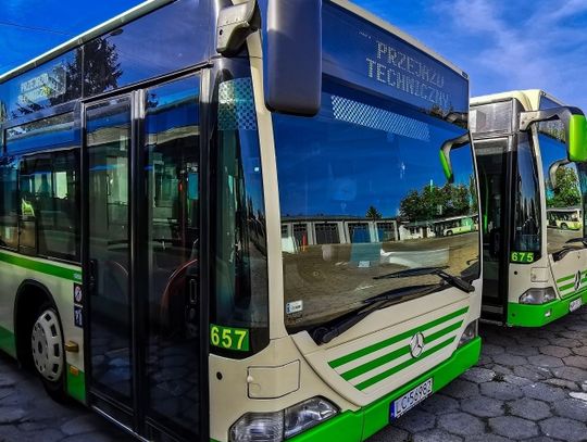 Seniorom za ciasno w autobusie na cmentarz