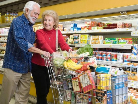 Seniorzy napędzają handel. Wydają już co czwartą złotówkę