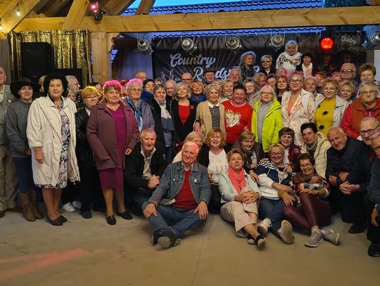 Seniorzy z Chełma pożegnali lato w tanecznym rytmie – integracja i radość w „Magicznej wiosce”