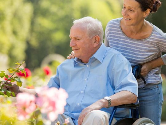 Seniorzy zostaną bez pomocy. Blokada wiz pogłębia kryzys