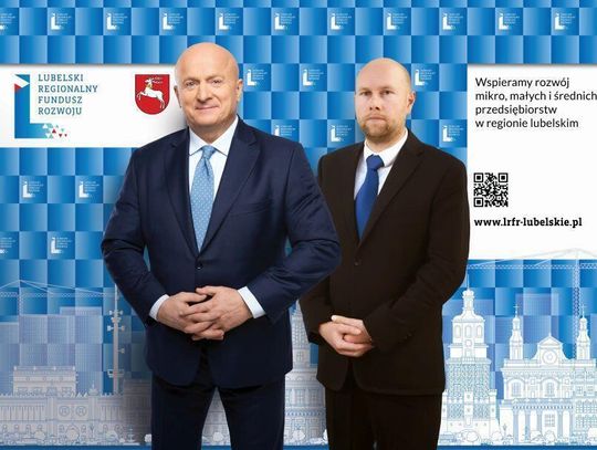 Marszałek Województwa Lubelskiego Jarosław Stawiarski oraz Prezes Zarządu LRFR Rafał Langiewicz na tle ścianki z logo Lubelskiego Regionalnego Funduszu Rozwoju