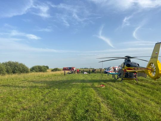 Motoparalotnia spadła na ziemię. Pilot i pasażerka zostali zabrani do szpitala [ZDJĘCIA]