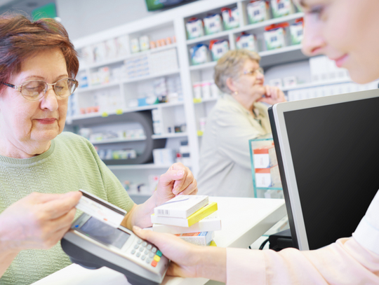 Kobieta starsza kupuje leki