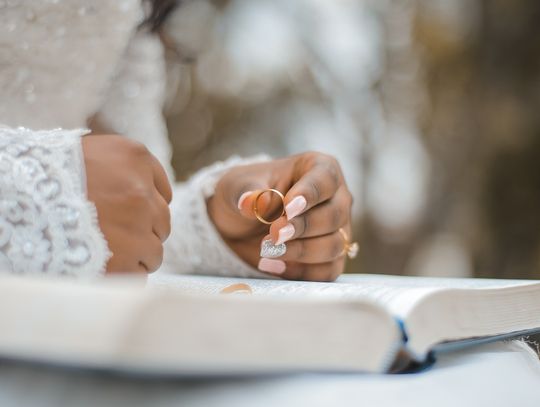 Skromne suknie ślubne to doskonałe ubrania