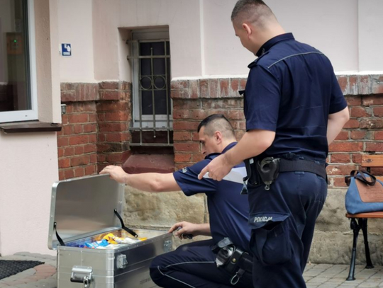 Skrzynia pieniędzy pod drzwiami domu dziecka. Kto jest hojnym darczyńcą?