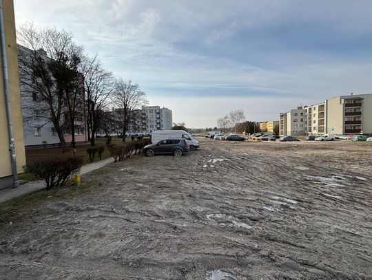 Tak dziś wygląda teren przy ul. Jedność – zamiast uporządkowanego parkingu i miejsca rekreacji mieszkańcy mają błoto, koleiny i prowizoryczne miejsca postojowe.