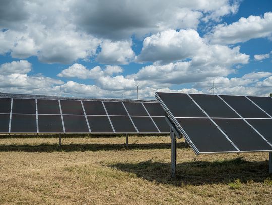 Budowa elektrowni fotowoltaicznej o mocy do 49 MW w gminie Dorohusk wciąż pozostaje na etapie procedur administracyjnych. Inwestycja, która ma powstać w obrębie miejscowości Turka i Okopy-Kolonia, wymaga przeprowadzenia szczegółowej oceny oddziaływania na środowisko.